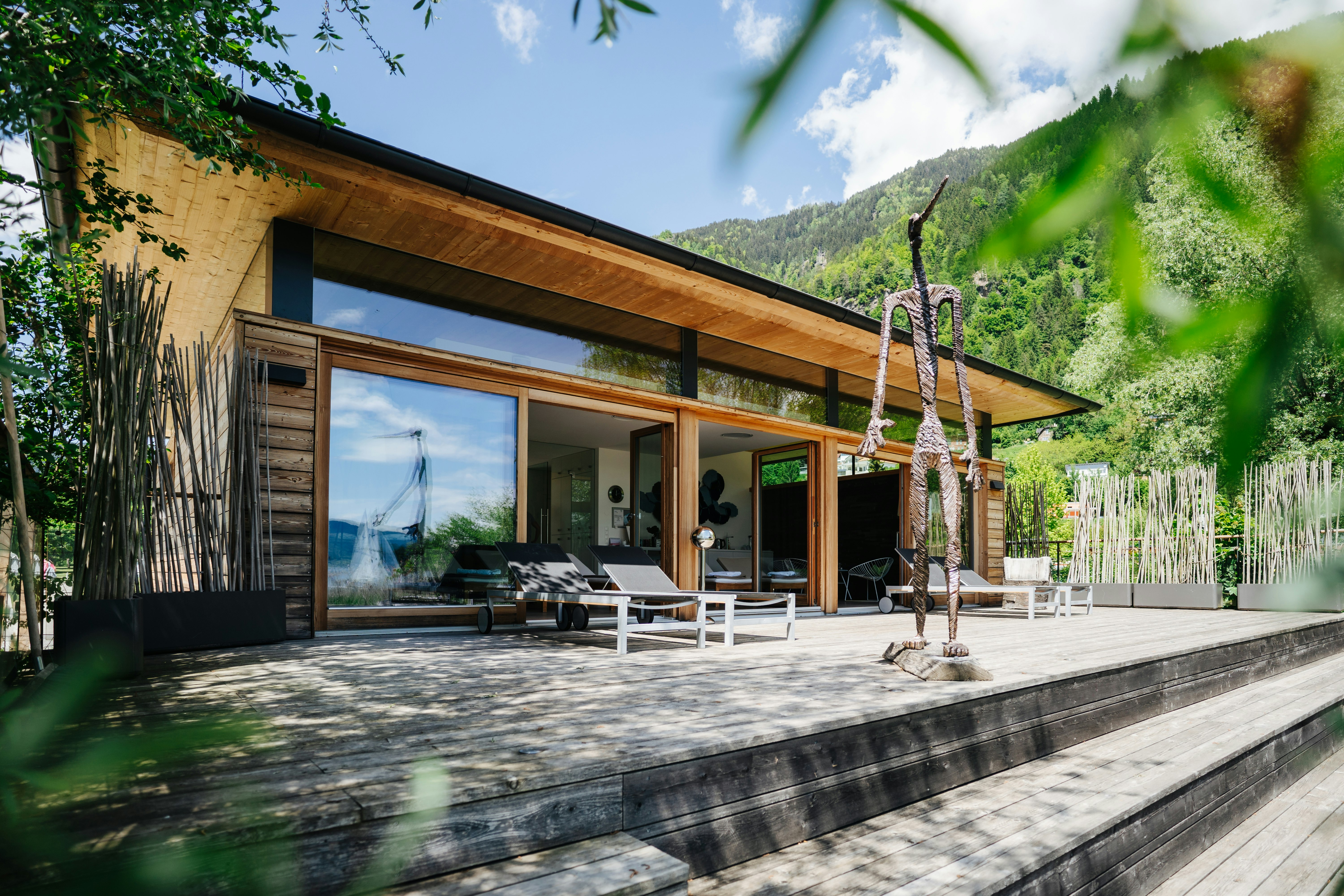 Campingbeach  CampingBad Ossiacher See - Außenansicht eines Mobilheims mit Terrasse und Sonnenliegen