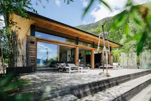 Campingbeach CampingBad Ossiacher See - Außenansicht eines Mobilheims mit Terrasse und Sonnenliegen