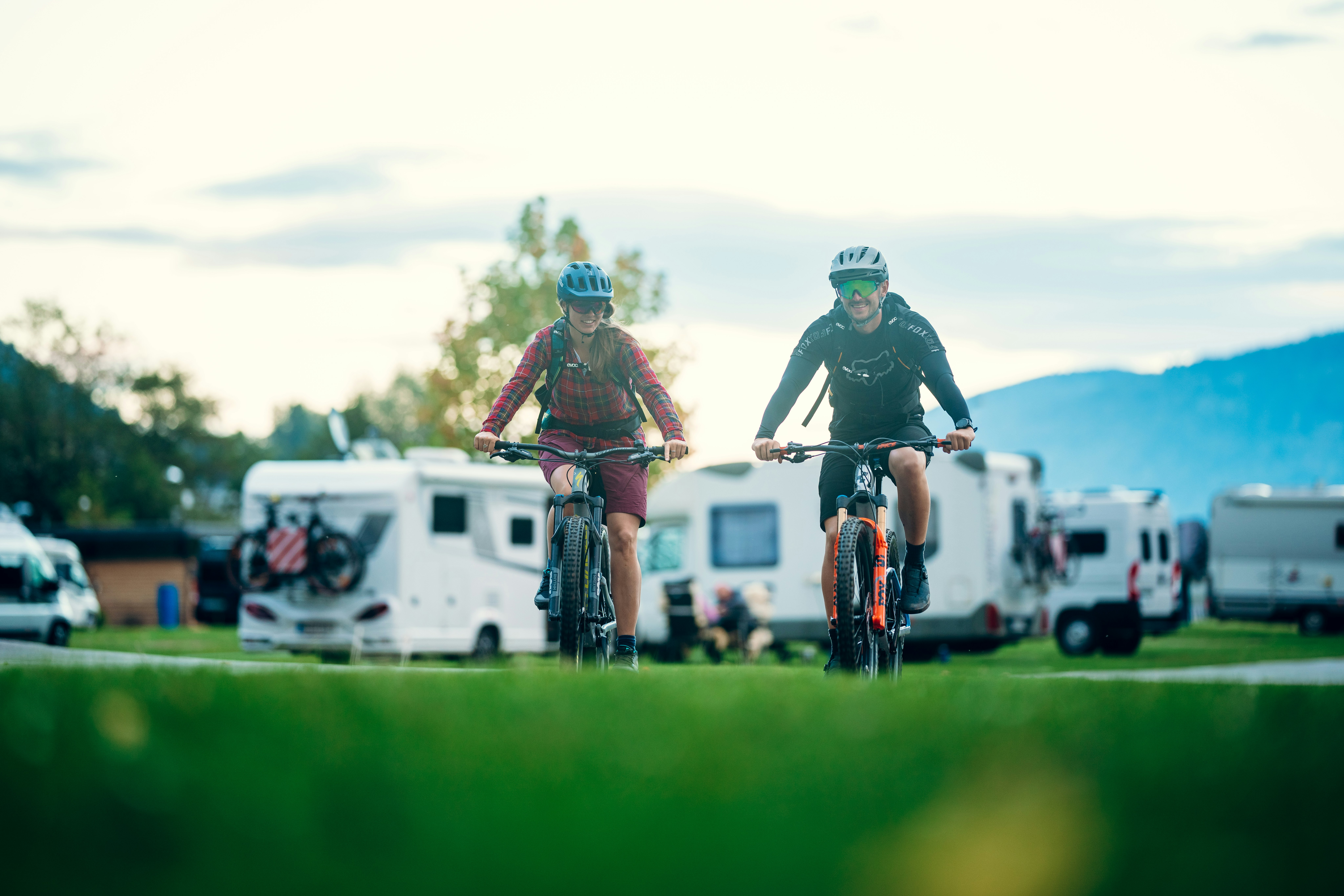 Campingbeach  CampingBad Ossiacher See - Camper auf Fahrrädern auf dem Campingplatz