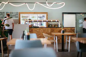 Campingbeach CampingBad Ossiacher See - Innenansicht Restaurant Theke auf dem Campingplatz