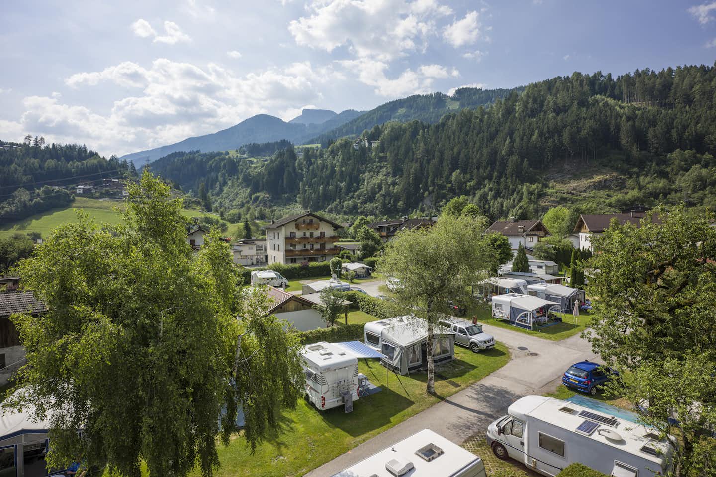Campingdorf Hofer - Blick auf den Campingplatz und die Alpen im Sommer