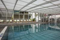 Campingdorf Hofer - Indoor Pool vom Campingplatz mit Liegestühlen