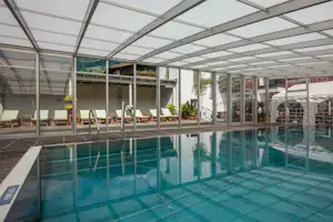 Campingdorf Hofer - Indoor Pool vom Campingplatz mit Liegestühlen