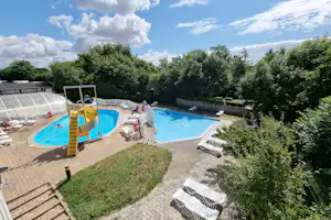 Campinggaarden Boeslunde - Campingplatz mit Pool,Wasserrutsche, Liegestühlen und Sonnenschirmen