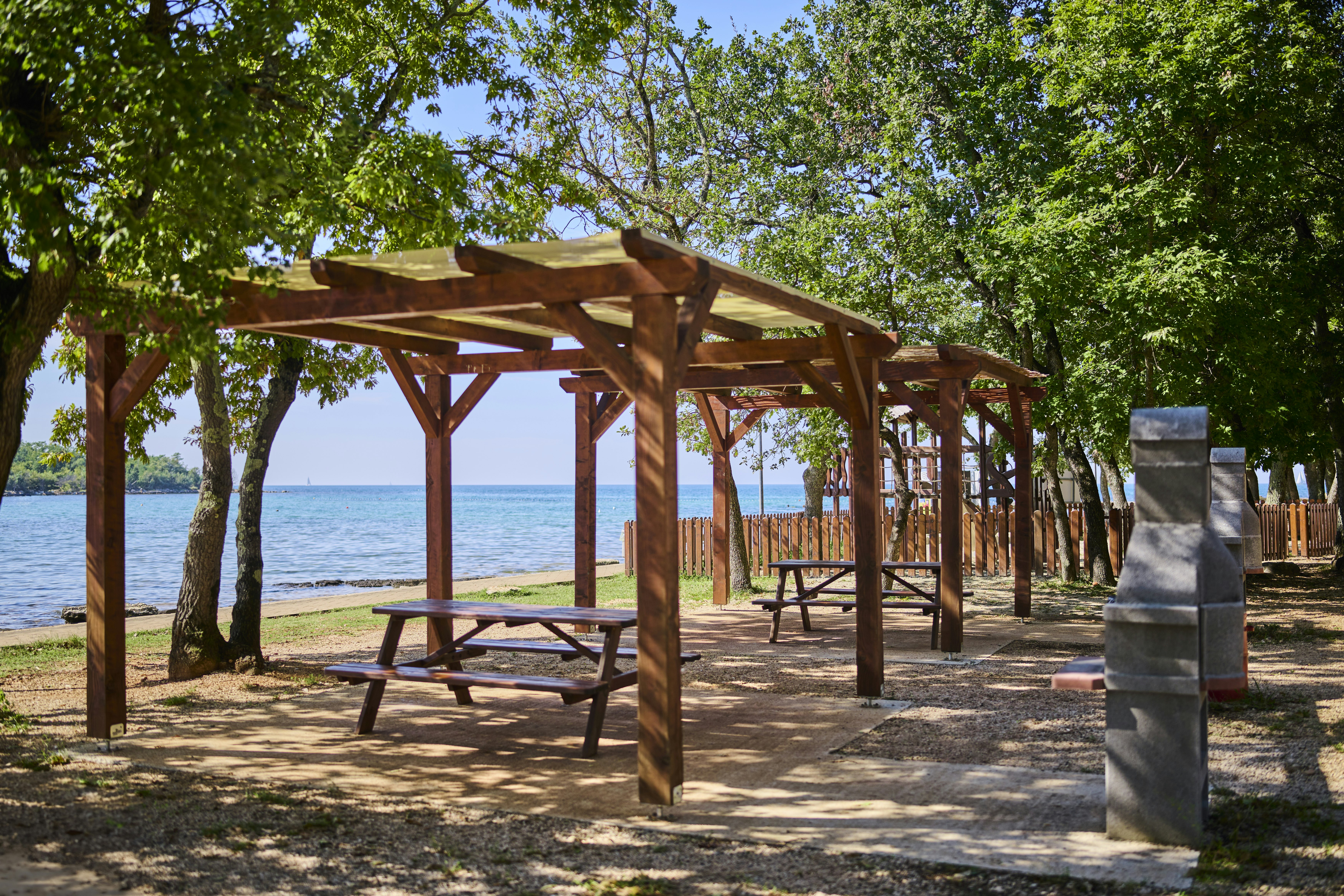 Camping Finida - Grillstelle und Picknicktische auf dem Campingplatz