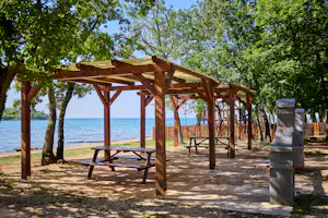 Camping Finida - Grillstelle und Picknicktische auf dem Campingplatz