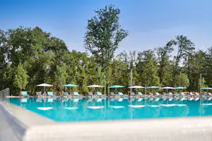 Camping Park Umag - Freibad mit Liegestühlen und Sonnenschirmen auf dem Campingplatz