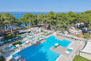 Camping Savudrija - Luftaufnahme des Freibades auf dem Campingplatz