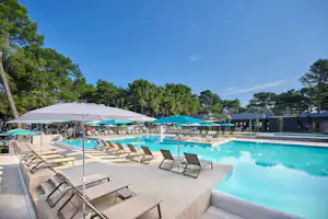 Camping Savudrija - Pool im Freien mit Liegestühlen und Sonnenschirmen