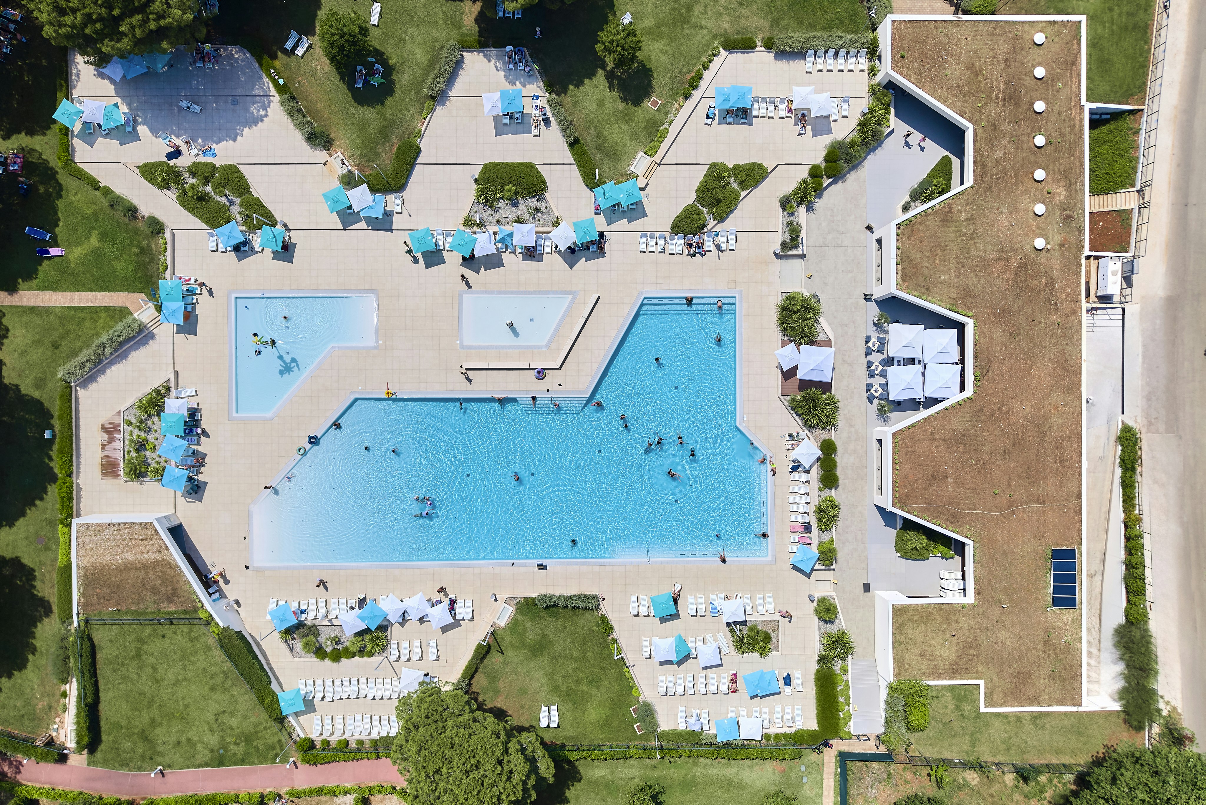 Camping Stella Maris  - Pool im Freien mit Liegestühlen und Sonnenschirmen