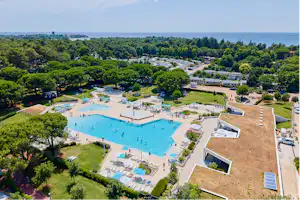 Camping Stella Maris - Blick auf das Freibad des Campingplatzes