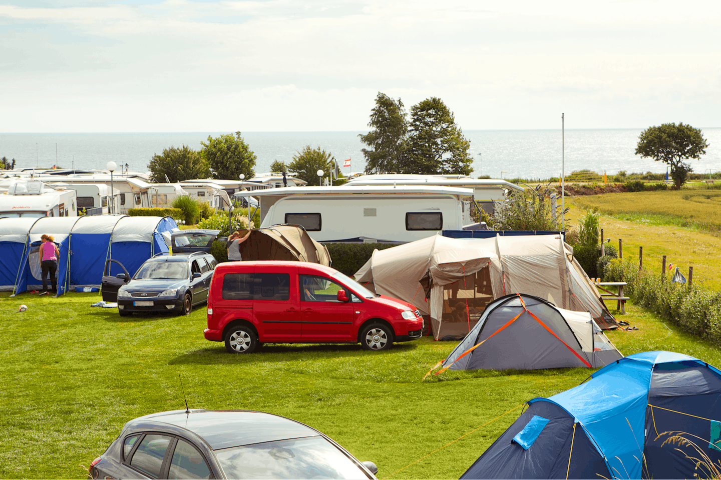 Campingland Ostsee  -  Wohnwagen- und Zeltstellplatz vom Campingplatz auf grüner Wiese mit Blick auf die Ostsee