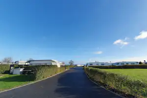 Campingland Ostsee - Wohnmobil un Wohnwagen Stellplaetze auf der Wiese