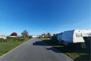 Campingland Ostsee - Wohnwagen in der Sonne