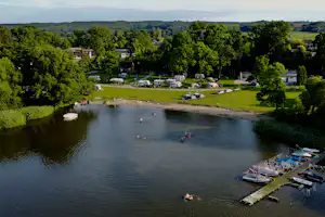Campingparadies Dahmen - Campingplatz Luftaufnahme mit Blick auf den Malchiner See