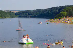 Campingparadies Nixi - Badende im See
