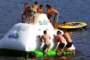 Campingparadies Nixi - Kinder auf einer Badeplattform auf dem See
