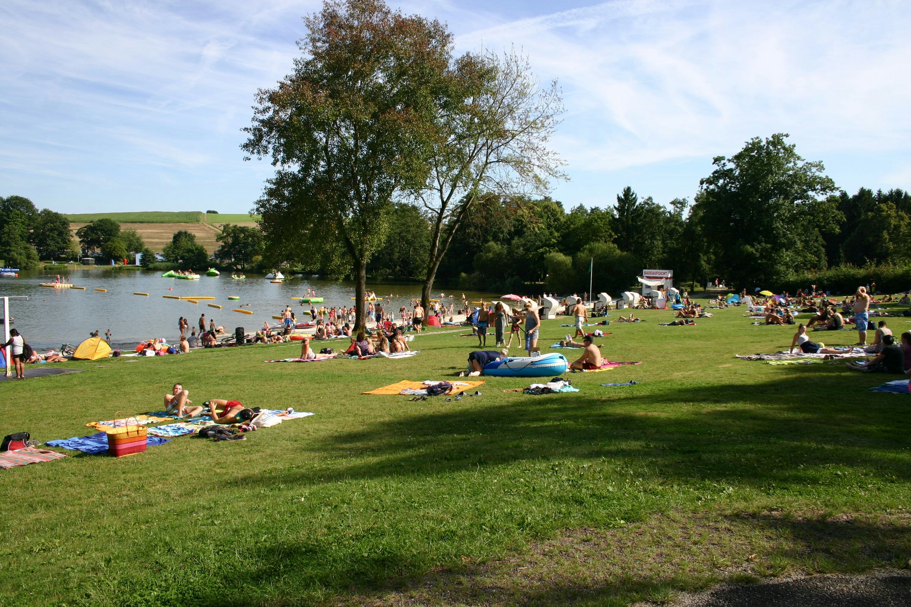 Campingpark Am Gederner See - Liegewiese am See am Campingplatz