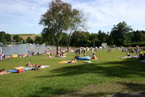 Campingpark Am Gederner See - Liegewiese am See am Campingplatz