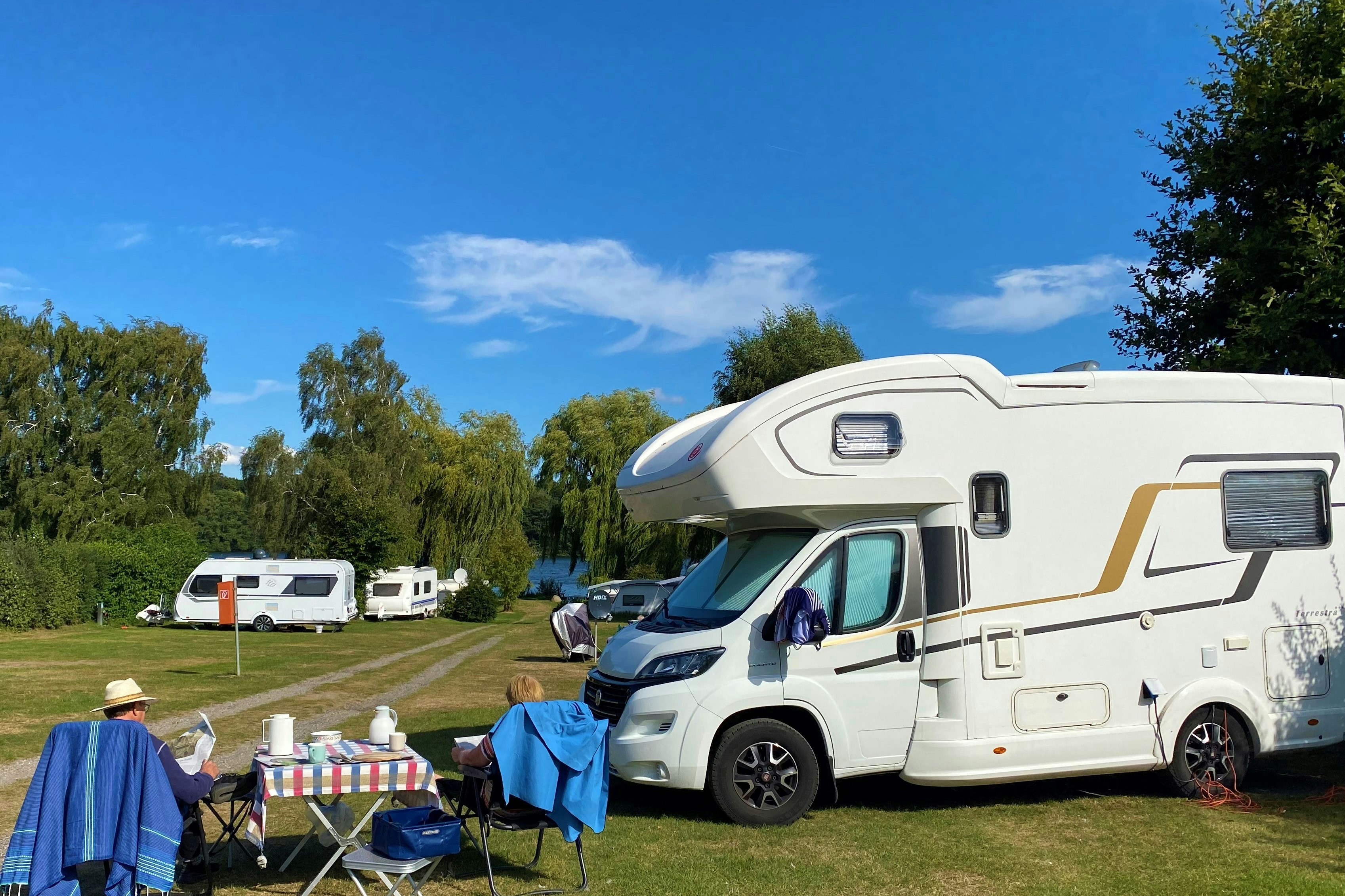 Campingpark Augstfelde - Campinggäste am Standplatz beim Kaffee trinken