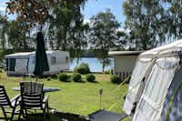 Campingpark Augstfelde - Standplätze auf grüner Wieser mit Bäumen in Seenähe