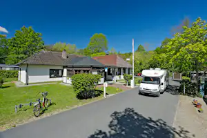 KNAUS Campingpark Bad Kissingen - Außenansicht des Rezeptionsgebäudes