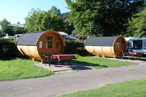 Campingpark Bad Liebenzell - Campingfässer im Grünen auf dem Campingplatz