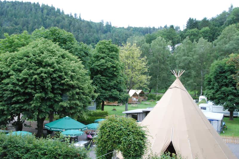 Campingpark Bad Liebenzell - Blick auf den Campingplatz mit Stellplätzen, Tipizelt-Restaurant und Safarizelt-Lodges