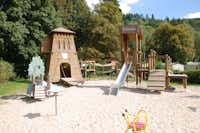 Campingpark Bad Liebenzell - Kinderspielplatz mit Rutsche auf dem Campingplatz