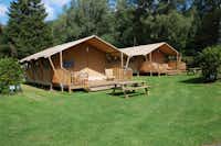 Campingpark Bad Liebenzell - Safarizelte mit überdachter Terasse und Sitzgelegenheiten im Grünen auf dem Campingplatz