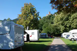 Campingpark Bad Liebenzell - Stellplätze im Grünen mit Blick auf die Burg Liebenzell