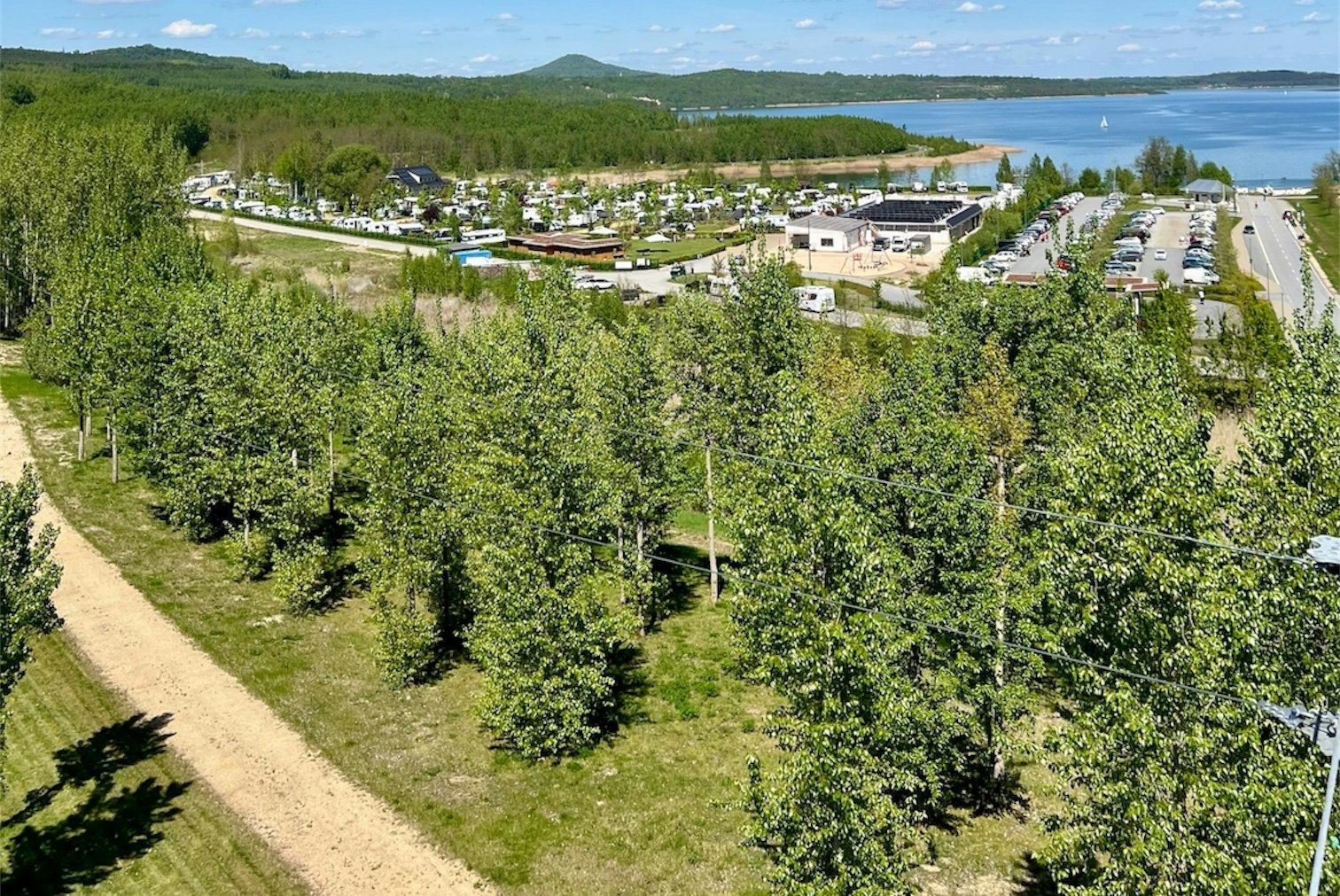 Campingpark Berzdorfer See GmbH  - Luftaufnahme des Campingplatzes am Wasser