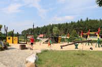 Campingpark Buntspecht - Kinderspielplatz mit Holzspielhütten, Wippe und Schaukeln auf dem Campingplatz