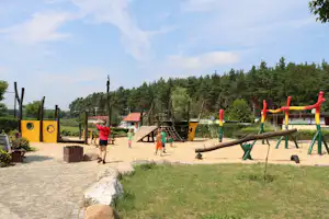 Campingpark Buntspecht - Kinderspielplatz mit Holzspielhütten, Wippe und Schaukeln auf dem Campingplatz