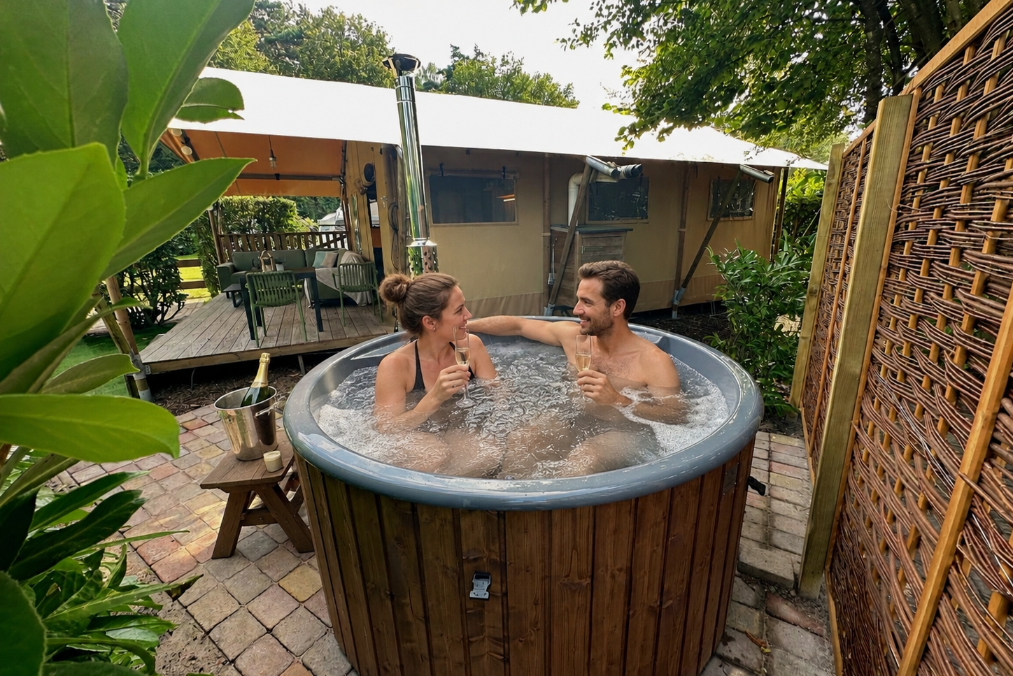 Campingpark de Vuurkuil - Camper entspannen in einer Hot Tub auf dem Campingplatz