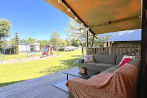 Campingpark de Vuurkuil - Terrasse eines Glamping-Zeltes am Kinderspielplatz