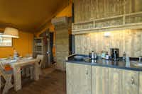 Campingpark Delle Rose - Innenansicht eines Glamping-Zeltes mit Küche