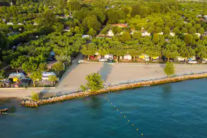 Campingpark Delle Rose - Luftaufnahme des Campingplatzes am Wasser