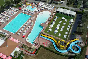Campingpark Delle Rose - Luftaufnahme des Wasserparks auf dem Campingplatz