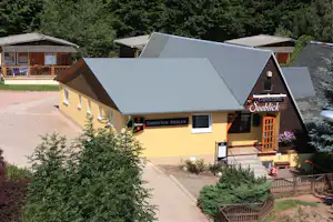 Campingpark Eisenach - Gaststätte auf dem Campingplatz mit Mobilheim im Hintergrund