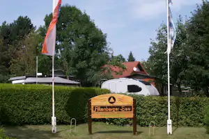 Campingpark Eisenach - Schild des Campingplatzes zwischen Fahnenstangen