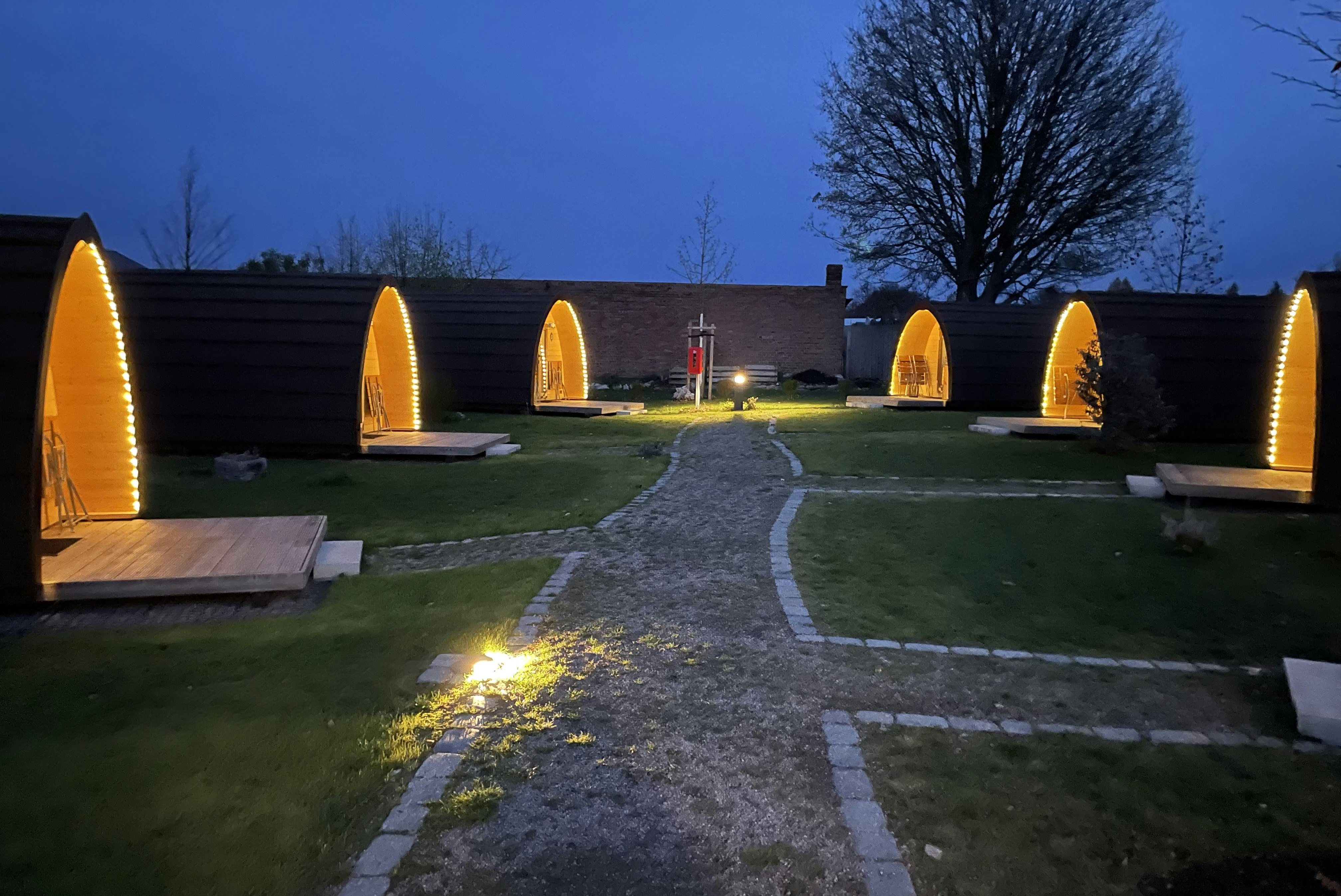 Campingpark Erfurt - Blick auf die Camping-Pods am Abend