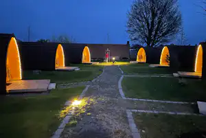 Campingpark Erfurt - Blick auf die Camping-Pods am Abend