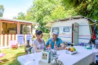 Campingpark Extertal - Gäste entspannen sich vor ihrem Wohnwagen