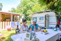 Campingpark Extertal - Gäste entspannen sich vor ihrem Wohnwagen
