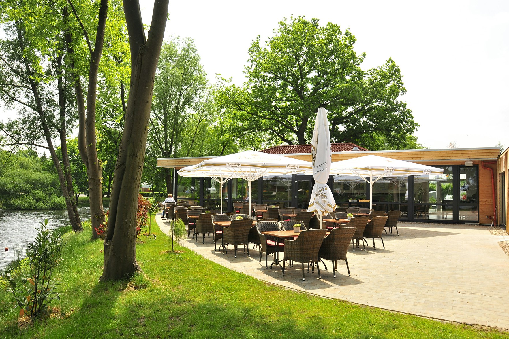 Camping & Ferienpark Falkensteinsee  Campingpark Falkensteinsee - Terrasse des Restaurants des Campingplatzes am Wasser