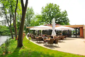 Camping & Ferienpark Falkensteinsee Campingpark Falkensteinsee - Terrasse des Restaurants des Campingplatzes am Wasser