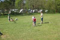 Campingpark Gartow - Camper spielen Wikingerschach auf einer Wiese