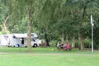Campingpark Gut Ruhleben  -  Camper an Picknicktisch auf dem Stellplatz vom Campingplatz im Grünen