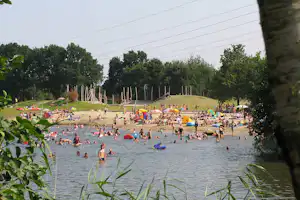 Campingpark Haddorfer Seen - Blick auf den Strand vom Campingplatz
